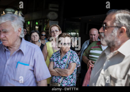 Athen, Griechenland. 1. Juli 2015. Griechische Rentner warten außerhalb einer Bank, um ihre Renten in Athen, Griechenland, 1. Juli 2015. Griechenlands Regierung hat in Gesprächen mit den Gläubigern neue Zugeständnisse gemacht, obwohl einige europäische Beamte sagten, sie waren immer noch nicht gut genug und das war ein deal dennoch unmöglich vor einem griechischen Referendum am Sonntag. Bildnachweis: Dpa picture Alliance/Alamy Live News Stockfoto