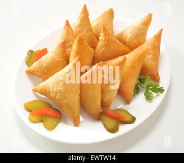 Samosa ist ein köstlicher indischer Snack. Er wird aus dünnen Filo-Teigblättern zubereitet und dann mit Hühnchen und Gemüse gefüllt. Stockfoto