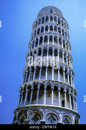 Schiefe Turm von Pisa - Aufnahme im Anfang der 2000er Jahre während der Stabilisierungsphase - gegen ein wolkenloser, strahlend blauer Himmel Stockfoto
