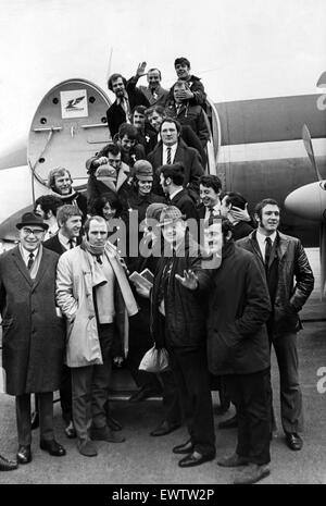 Murrayfield hier kommen wir. Wales-Team und Beamte an Bord ihrer Flugzeuge am Flughafen Glamorgan (täglicher) heute für ihren Flug nach Edinburgh vor Schottland V Wales Rugby Union Five Nations Championship.  5. Februar 1971. Stockfoto