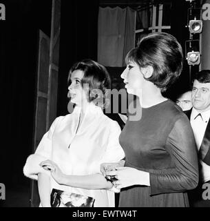 Barbra Streisand, Champagner-Empfang, nach West End Premiere von Funny Girl, Prince Of Wales Theatre, London, 13. April 1966. Abgebildet mit Millicent Martin, übernimmt wer es gerüchteweise verbreitet wird von Barbra wenn ihr 14 Woche Vertrag endet. Stockfoto