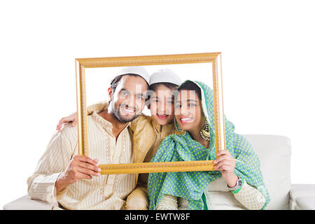 indische muslimische Eltern und Sohn Frame Bild Stockfoto