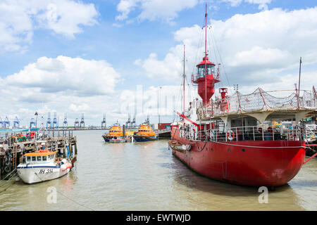 Boote im Hafen, Harwich, Essex, England, Vereinigtes Königreich Stockfoto