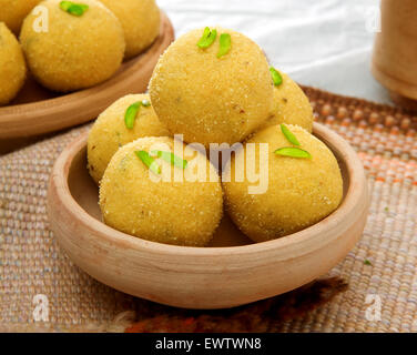 Laddoo Besan im Tontopf Stockfoto