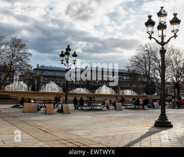 Platzieren Sie de l ' Hotel de Ville Platz vor Hotel de Ville, Mairie oder Rathaus mit Brunnen, Tischen, Bänken und Lampen Stockfoto