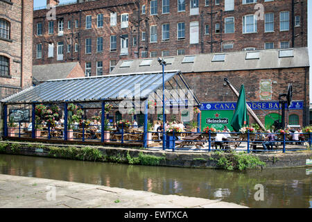 Nottingham, UK. 01. Juli 2015. Heat Wave hits Nottingham, Menschen kühl in der Alte Marktplatz Brunnen halten. Stürme aufgrund später heute. kühles Bier außerhalb des Kanals bar. Credit: ifimage/alamy leben Nachrichten Stockfoto