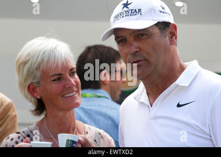 Wimbledon, London, UK. 1. Juli 2015. Wimbledon, London, UK. 1. Juli 2015. Kredit-Tennis-Stars inklusive Judy Murray, Toni Nadal Onkel und Coach von Rafael Nadal treffen und grüßen Fans am heißesten Tag des Jahres so weit: Amer Ghazzal/Alamy Live-Nachrichten Stockfoto