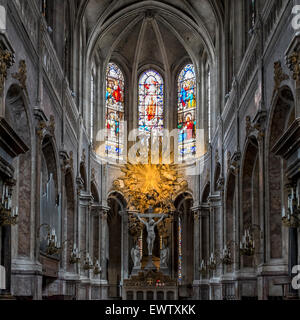 Paris l' Eglise Saint-Merri französische gotische römisch-katholische Kirche innen mit gewölbten Dach, Kruzifix und Glasmalerei-Fenster Stockfoto