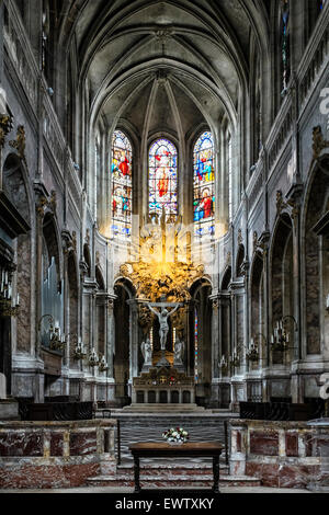 Paris l' Eglise Saint-Merri französische gotische römisch-katholische Kirche innen mit gewölbten Dach, Kruzifix und Glasmalerei-Fenster Stockfoto