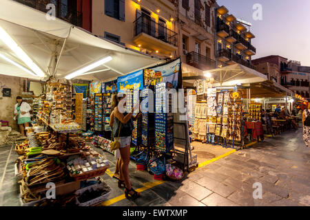 Leute, die Souvenirs im alten venezianischen Hafen kaufen, Chania Straßenmarkt Kreta Griechenland Einkaufsmöglichkeiten Stockfoto