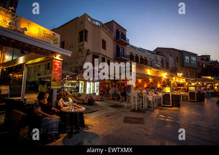 Alter venezianischer Hafen von Chania Bar Cafe Kreta, griechische Inseln, Griechenland Abenddämmerung am Wasser Stockfoto