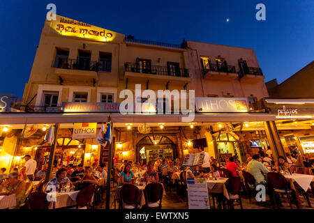 Chania, Kreta, Griechenland, Cafe in der alten venezianischen Hafen bei Nacht Stockfoto