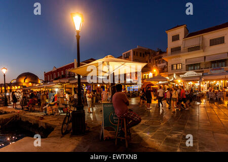 Alten venezianischen Hafen von Chania, Griechenland Personen Straße Licht, Straßen, Dämmerung, Bar, Kreta, griechische Inseln, Griechenland, Europa Stockfoto