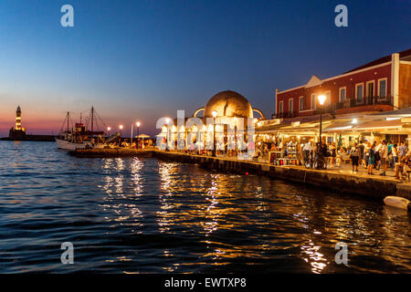 Abendliche Lichter der Bars am Wasser Chania Harbour Kreta Venezianischer Hafen Griechenland Sonnenuntergang Stockfoto