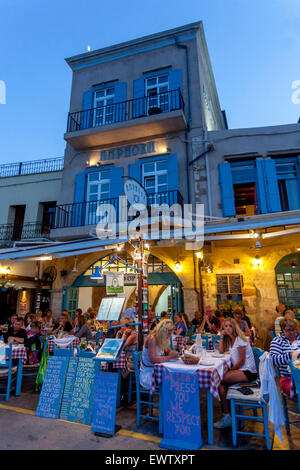 Kreta Chania Bar Kreta, Griechenland, Cafe im alten venezianischen Hafen in der Abenddämmerung Stockfoto