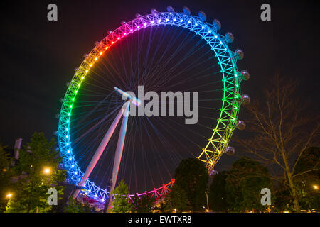 London Eye beleuchtet in Regenbogen für Pride in London 2015 Stockfoto