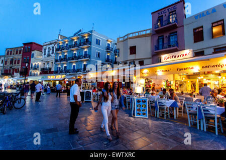 Chania Bar im venezianischen Hafen, Menschen, Altstadt Chania Kreta Griechenland Restaurant Hafen Stockfoto