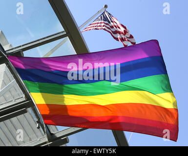 Berlin, Deutschland. 1. Juli 2015. Eine Regenbogenfahne Wellen auf die US-Botschaft in Berlin, Deutschland, 1. Juli 2015. Foto: STEPHANIE PILICK/Dpa/Alamy Live News Stockfoto