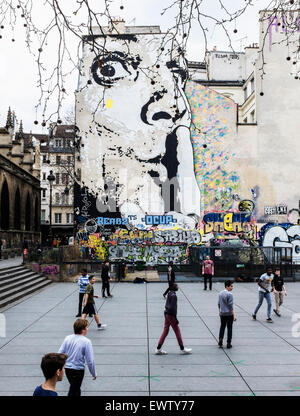 Kinder spielen Fußball & Urban Street Art von Jef, konfrontiert mit dem Zeigefinger über Mund, Chuuuttt Shhhh!-Place Stravinsky Paris Stockfoto