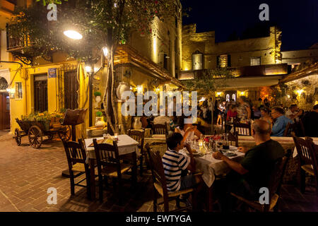 Alter venezianischer Hafen von Chania Kreta Restaurant Griechenland People Street bei Nacht Chania Taverna Bar Kreta, griechische Inseln Stockfoto