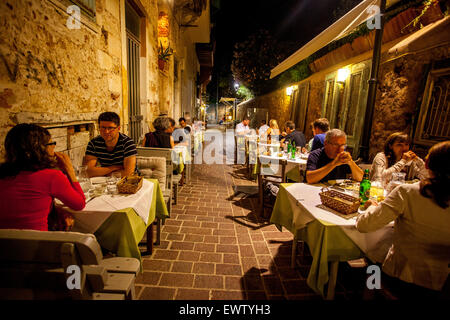 Chania Bar, Menschen Gehweg Restaurant Chania Altstadt Kreta Touristen Griechenland Straße Nacht Stockfoto