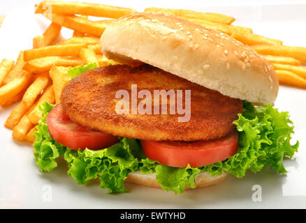 Chicken Burger & Kartoffelchips Stockfoto