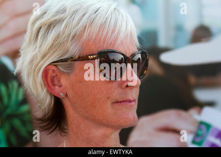 Wimbledon, London, UK, 1. Juli 2015. Wimbledon, London, UK. 1. Juli 2015. Judy Murray trifft und grüßen Fans am heißesten Tag des Jahres so weit Credit: Amer Ghazzal/Alamy Live-Nachrichten Stockfoto