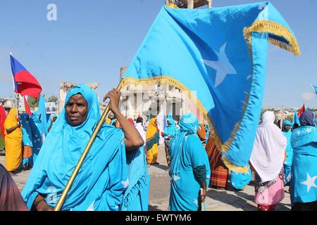 Mogadischu, Somalia. 1. Juli 2015. (150701)--Mogadischu, 1. Juli 2015 (Xinhua)--eine Frau mit somalischen nationalen Flagge nimmt an Feierlichkeiten zum Somalias 55. Unabhängigkeit Jahrestag in Mogadischu, Somalia auf 1. Juli 2015 Teil. Bildnachweis: Xinhua/Alamy Live-Nachrichten Stockfoto