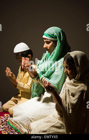 indische muslimische Mutter und Kinder Namaz Stockfoto