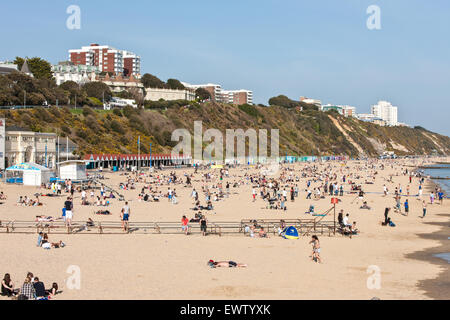 Blick vom Bournemouth Pier der Sonne-Badegäste an einem sonnigen Frühlingstag, einschließlich Strand Hütten, Strand von Bournemouth, Bournemouth Stadtzentrum Stockfoto