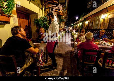 Chania Bar Kreta Taverna Night Griechenland, Leute bestellen Abendessen am Kellner, Altstadt Straße Stockfoto