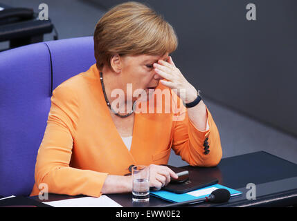 Berlin, Deutschland. 1. Juli 2015. Bundeskanzlerin Angela Merkel besucht ein Treffen auf die griechische Schuldenkrise im Deutschen Bundestag in Berlin, Deutschland, 1. Juli 2015. Foto: WOLFGANG KUMM/Dpa/Alamy Live News Stockfoto