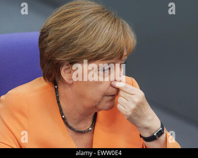 Berlin, Deutschland. 1. Juli 2015. Bundeskanzlerin Angela Merkel besucht ein Treffen auf die griechische Schuldenkrise im Deutschen Bundestag in Berlin, Deutschland, 1. Juli 2015. Foto: WOLFGANG KUMM/Dpa/Alamy Live News Stockfoto