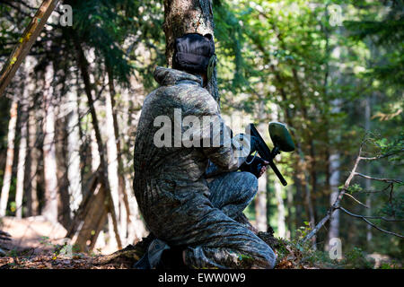 Ein Paintball-Spieler zielt Stockfoto