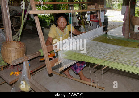 Eine Seniorin Tai Dam arbeiten auf alten hölzernen Webstuhl, Provinz Loei, Thailand Stockfoto