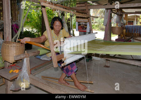 Eine Seniorin Tai Dam arbeiten auf alten hölzernen Webstuhl, Provinz Loei, Thailand Stockfoto