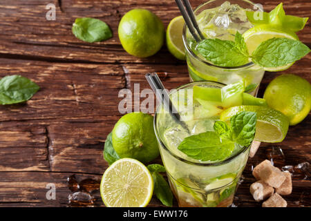 Mojito-Getränke auf Holzbohlen Stockfoto