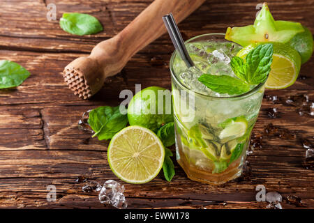 Mojito Drink serviert auf Holzbohlen Stockfoto