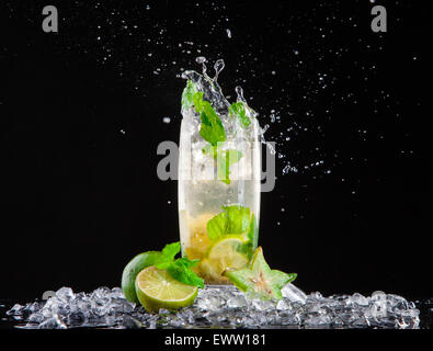 Mojito Drink mit Spritzen, auf schwarzem Hintergrund isoliert Stockfoto