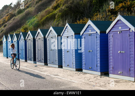 An einem sonnigen Frühlingstag mit bunten Strandhütten am Strandhütte am Strand von Bournemouth, Stadtzentrum Bournemouth, Dorset, England. U.K., Stockfoto