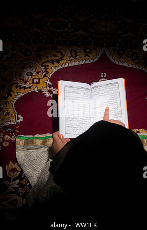 1 indische Muslima Quran Buch lesen Stockfoto