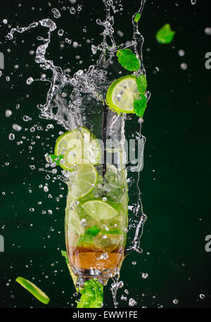 Mojito trinken spritzt aus mit dunklem Hintergrund Stockfoto