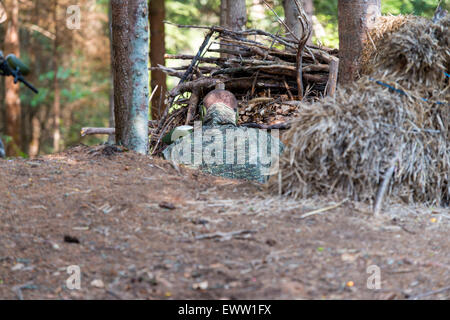 Ein Paintball-Spieler zielt Stockfoto