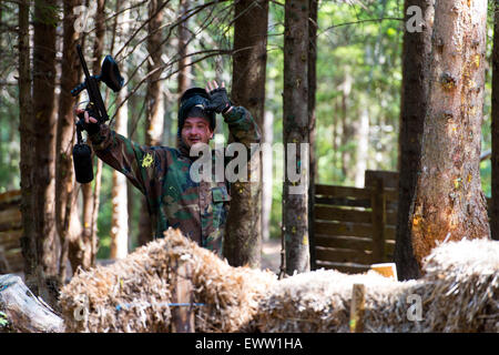 Paintball-Spieler ausruhen von Herumspielen Stockfoto