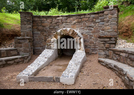 Europa, Deutschland, Nordrhein-Westfalen, Relikt aus der römischen Wasserleitung im Wald Kottenforst in der Nähe von Swisttal-Buschhoven) Stockfoto