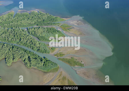 LUFTAUFNAHME. Das Delta der Großache (Tiroler Achen) mündet in das Südufer des Chiemsees. Übersee, Bayern, Deutschland. Stockfoto