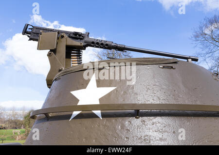 Maschinengewehr auf alten amerikanischen Panzer mit blauem Himmel an sonnigen Tag Stockfoto