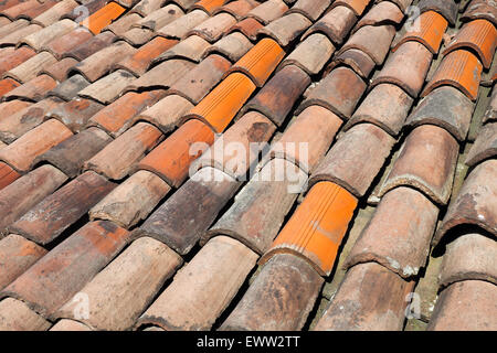 Verwitterte Terrakotta-Ziegel-Dach. Stockfoto