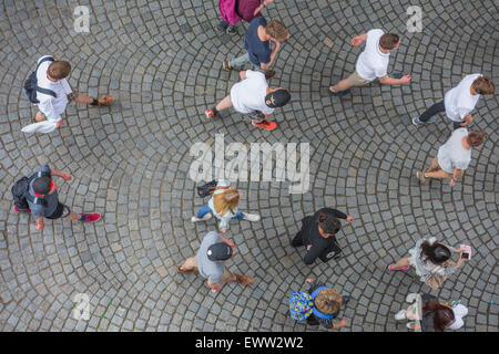 Junge Menschen wandern, Ansicht von oben von Menschen zu Fuß über den gepflasterten Oberfläche der Karlsbrücke in Prag, Tschechische Republik. Stockfoto