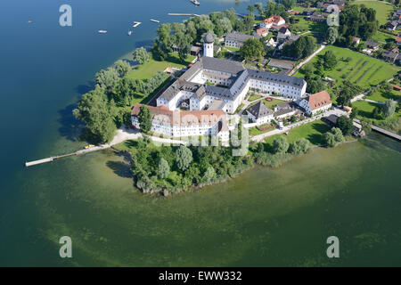 LUFTAUFNAHME. Benediktinerabtei Frauenwörth auf der Insel Frauenchiemsee (auch bekannt als Fraueninsel). Chiemsee, Bayern, Deutschland. Stockfoto